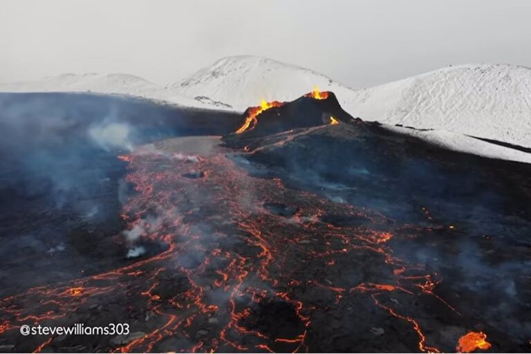 Graban con un drone imágenes de los hipnóticos ríos de lava del volcán de Islandia tras su erupción