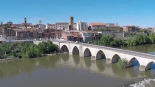 El puente medieval sobre el río Duero, que hacía de Tordesillas una villa muy segura.