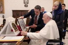 Francisco volvió a asistir en silla de ruedas a las audiencias en el Vaticano