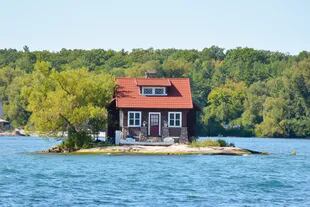La diminuta casa con playa privada se encuentra en el archipiélago de las Mil Islas, justo en el límite entre Canadá y Estados Unidos