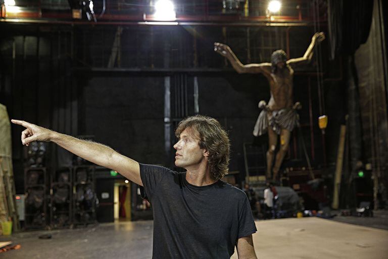Cattáneo, en el escenario del Colón, donde se prepara el montaje del show en el que trabajará con el director de orquesta Gerardo Gardelín. 