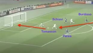 Tomasson recibe el pase largo de Pirlo y anota el 1-0 frente a la salida de Abbondanzieri; una de las fórmulas de ataque de ese Milan