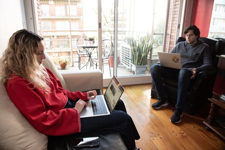 Luciana y Bautista, jóvenes universitarios, asisten a sus clases virtuales con ayuda de Zoom 