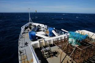 La proa del buque que patrulla el Mar Argentino