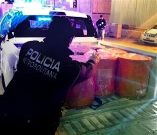 Los tambores con la droga son cargados en una camioneta de la Policía Metropolitana