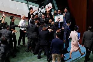 La jefa del Ejecutivo de Hong Kong, Carrie Lam, al salir del Parlamento por los abucheos y las protestas