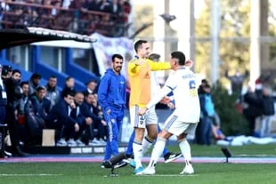 El abrazo de Rojo con Izquierdoz, una señal contra la decisión del Consejo de Fútbol de poner como suplente al capitán