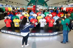 Visitantes miran la inmensa cantidad de camisetas en el Fan Fest en la capital rusa