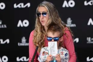 Azarenka compartió la conferencia de prensa con su hijo Leo