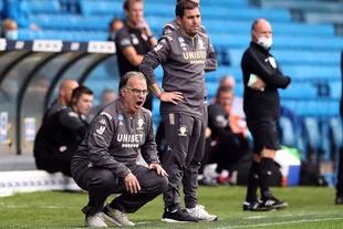 Bielsa y una pose típica: en cuclillas durante un partido de Leeds