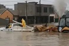 Así rescataron a un grupo de operarios que se habían quedado varados en una calle inundada en Comodoro Rivadavia