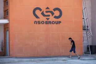 ARCHIVO - Un logotipo en una pared de una sucursal de la empresa israelí NSO Group, cerca de la ciudad de Sapir, en el sur de Israel, el 24 de agosto de 2021. (AP Foto/Sebastian Scheiner, Archivo)