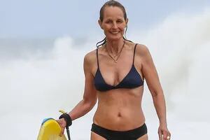 ¿En qué anda Helen Hunt? La actriz de 56 años disfrutó de las olas en Malibú