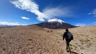Los investigadores en el ascenso a la zona norte del volcán Maipo.