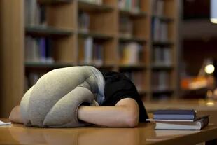 En centro de diseño Studio Banana concibió una “almohada-escafandra” que invita a dormir donde sea