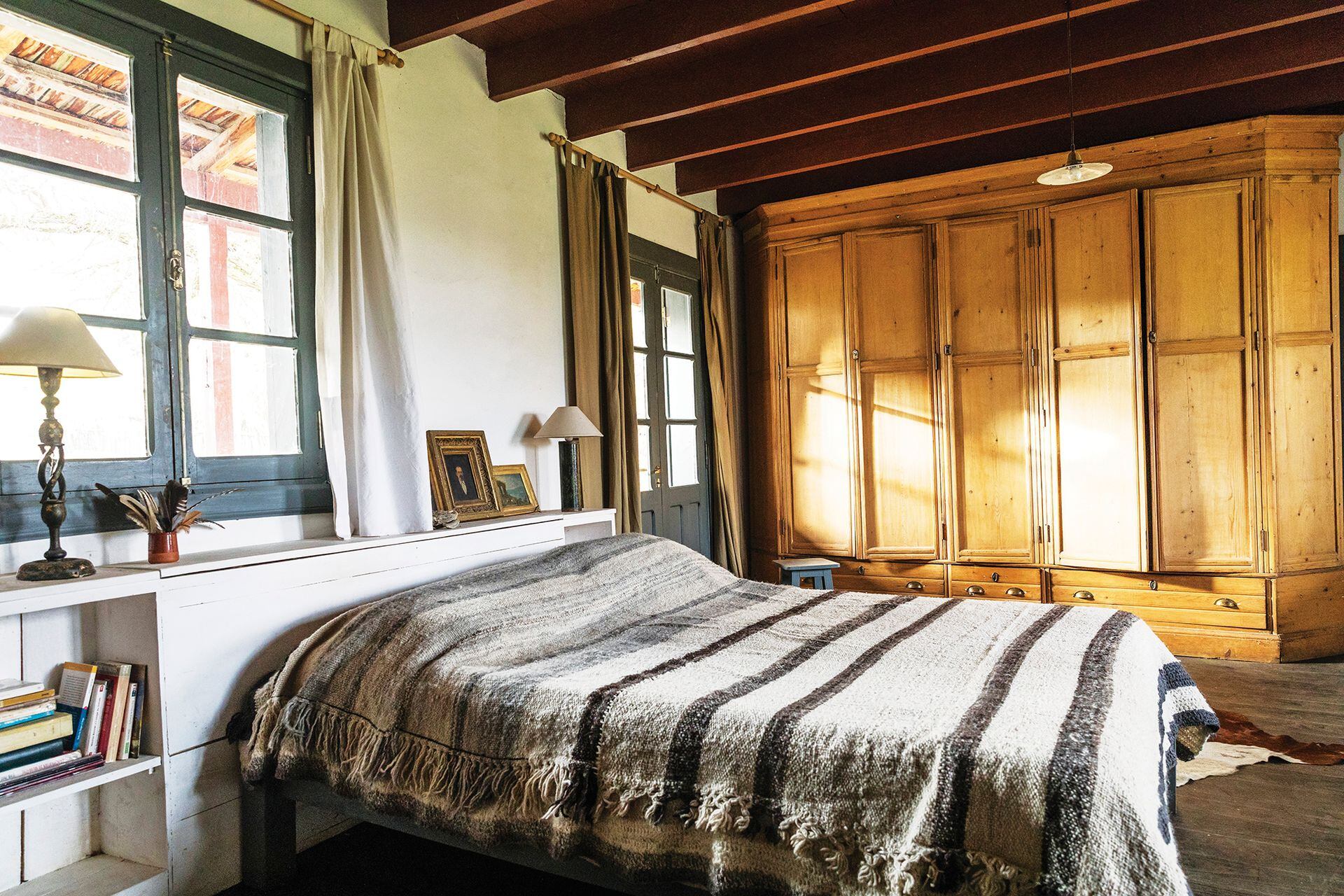Este es el dormitorio principal, con un gran ropero de pino recuperado de la vieja construcción.