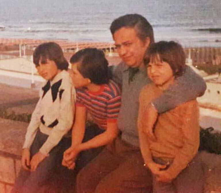 José (el primero desde la derecha) junto a su padre y sus hermanos, en Mar del Plata