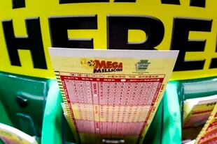 Oddsen for å matche alle tall og vinne jackpotten er én på 302,5 millioner.  (AP Photo/Keith Srakocic, fil)