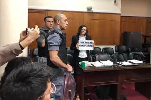 Cuando ingresó al Tribunal, Aldana volvió a mostrar el cartel que dice "Sin defensa no hay juicio", como hizo en audiencias anteriores