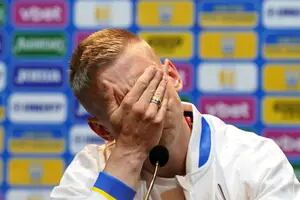 El llanto de un futbolista ucraniano antes de afrontar un partido crucial para su selección rumbo al Mundial