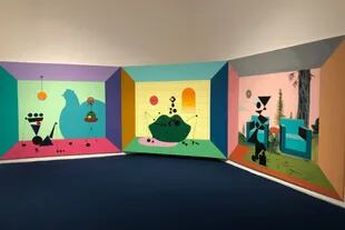 Minoliti apela a formas abstractas y colores vivos para recrear las casas de muñecas, ese juego que suele asociarse con las nenas y que según ella "impone una bajada de línea de cómo hay que vivir".