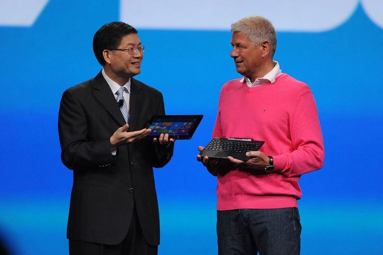 El CEO de Asus muestra su tableta con teclado desmontable y procesador Atom