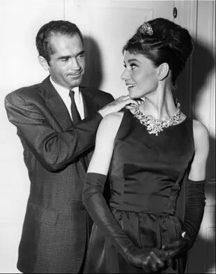 Henry B Platt, el bisnieto del fundador de Tiffany’s, con Audrey Hepburn en 1961: la actriz luce el diamante de 128 quilates que Gaga usó en los Oscar
