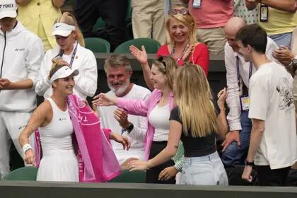 Marketa Vondrousova se subió al palco a festejar luego de su consagración en Wimbledon.