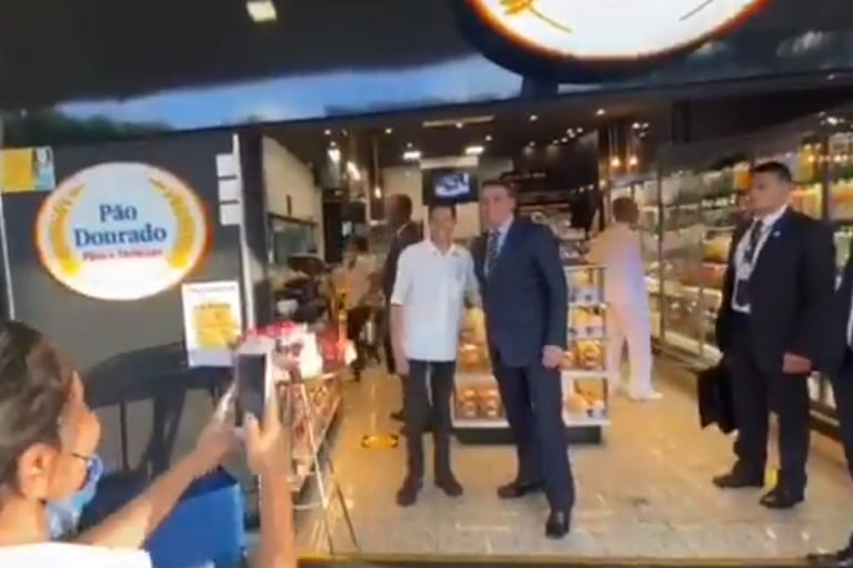 El presidente brasilero fue a una panadería y se sacó fotos con sus seguidores