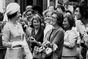 La reina Isabel II en el transcurso de un paseo por las calles de Stratford Upon Avon, ciudad natal de William Shakespeare, en el Reino Unido, el 28 de junio de 1975