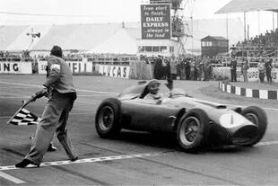 Uno de los tres triunfos de Fangio a bordo de un Ferrari, en el Gran Premio de Gran Bretaña de 1956; el balcarceño fue campeón ese año, pero su única temporada no se le dio cómoda en Ferrari y el quíntuple se fue a Maserati e 1957.