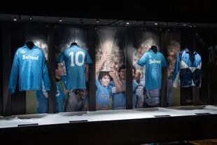 El tributo a Maradona incluyó camisetas de Argentina Junior, Boca, Napoli y de los Mundiales