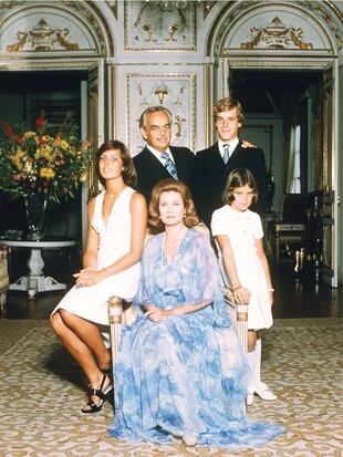 Una postal de la familia real de Mónaco, poco antes de que su historia fuera marcada por la tragedia