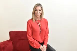 Virginia Porcella es editora de Forbes Argentina y tiene una larga experiencia en el periodismo gráfico; escribió tres libros, entre ellos Economía con tacos altos; actualmente se desempeña en Telefe Noticias y en Radio La Red