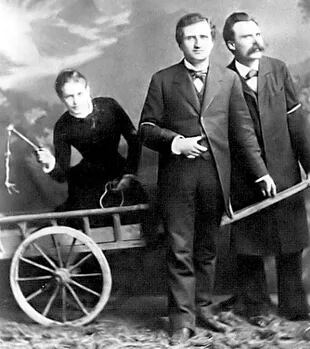 La famosa foto de la Trinidad: de izquierda a derecha, Lou Salomé -en la carreta-, Paul Rée y Federico Nietzsche