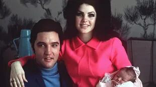 Elvis Presley junto a Priscilla y la pequeña Lisa Marie 