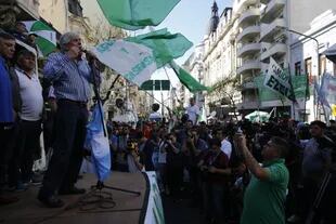 Hugo Moyano festejó la decisión de Carzoglio en una movilización del gremio de Camioneros por las paritarias