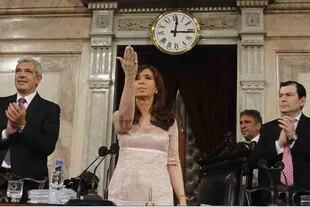 Cristina Kirchner saluda a la militancia en el Congreso