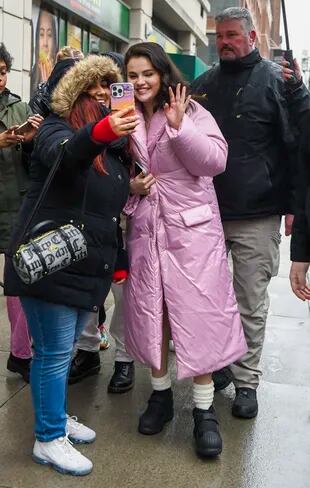 Selena Gomez saluda a los fans en su camino hacia el set de Only Murders in the Building en Manhattan, Nueva York, en medio del renacimiento de su conflicto con Hailey Bieber