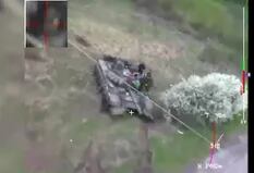 Un dron "kamikaze" ucraniano destruyó un tanque ruso mientras su tripulación "hacía un picnic"
