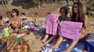 Más de 40 las mujeres se expresaron con un "tetazo" en la playa Islas Malvinas, sobre la costa del río Paraná, en Corrientes