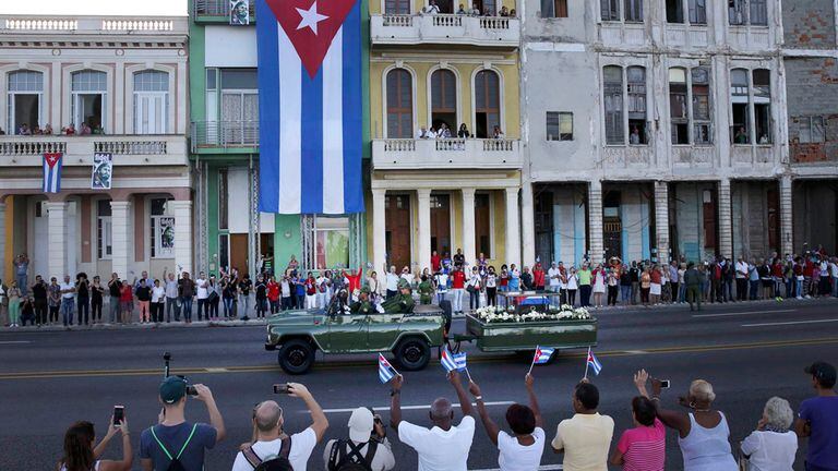 En La Habana, un vehículo militar trasladó las cenizas de Fidel