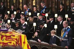 El príncipe George y la princesa Charlotte estuvieron acompañados por sus padres, los príncipes de Gales. Compartieron la primera fila de asientos con los duques de Sussex. 

