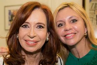 Cristina Kirchner y María de los Ángeles Sacnun, presidenta de la Comisión de Asuntos Constitucionales del Senado
