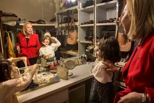 En el vestidor de Marina, las chicas juegan a inventar nuevos looks: mientras Olympia posa frente al espejo, Fucsia le elige qué accesorios probarse. 
