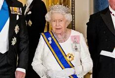 Lanzan una muñeca de la reina vestida de gala y con la joya más cara de la Corona británica