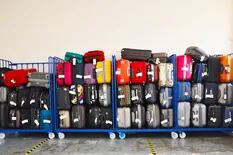El video viral del trabajador de un aeropuerto que mostró cómo “juega al Tetris” con las valijas