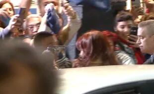Esta imagen tomada de un video divulgado por la Televisión Pública Argentina muestra a un hombre que apunta un arma contra la vicepresidenta Cristina Kirchner