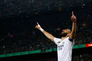 Real Madrid aplastó a Barcelona: la sutileza de Vinicius y el hat-trick de Benzema