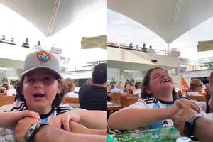Un niño ciego siguió el partido de la Argentina a través de un tablero digital y su gritó de gol conmovió a todos